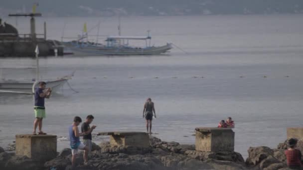 Gente Riunisce Sulla Riva Rocciosa Tramonto Esplorare Scattare Fotografie Due — Video Stock