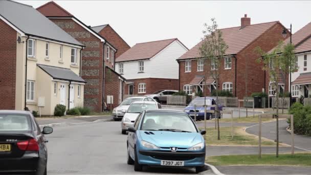 英国7月2018 車はアメズベリーの新しい住宅団地の静かな郊外を通って道路に沿って駆動します — ストック動画
