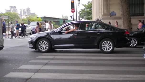 Paris França Julho 2018 Câmera Lenta Trânsito Uma Rua Parisiense — Vídeo de Stock