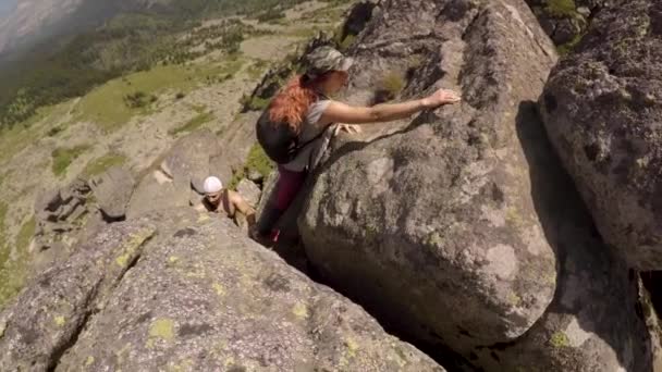 Casal Escalada Nas Montanhas Bulgária — Vídeo de Stock