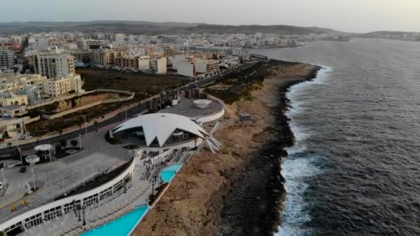 Côtes Drone Shot Qawra Malte Montrant Aquarium National — Video