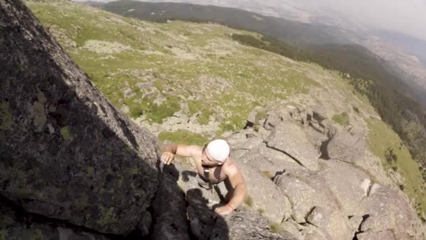 Bulgar Dağlarına Tırmanan Adam — Stok video