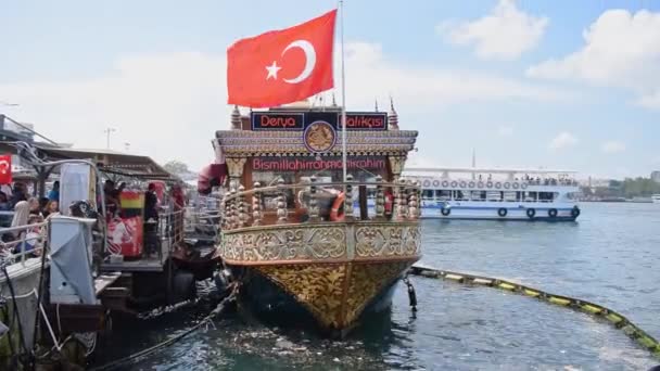 Beroemd Balik Ekmek Restaurant Eminonu Istanbul — Stockvideo