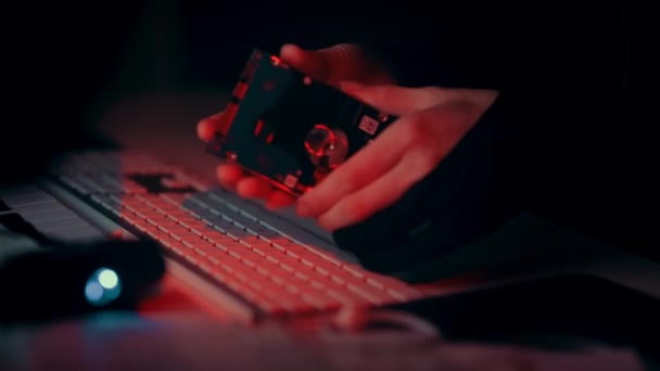 Hacker Manos Sosteniendo Disco Duro Por Teclado Moviéndolo Lentamente Una — Vídeo de stock