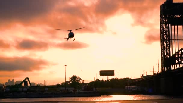 Güzel Bir Günbatımında Bir Helikopter Iniş Için Geliyor — Stok video