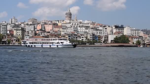 Beelden Van Pendelveerboten Gouden Hoorn Istanbul Met Galata Tower Achtergrond — Stockvideo