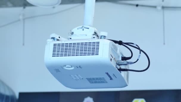 Proyector Panasonic Blanco Colgando Del Techo — Vídeo de stock