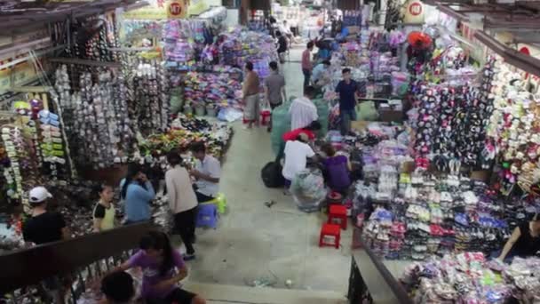 Vietnameser Som Arbetar Inomhusmarknad Chi Minh City Vietnam 2016 — Stockvideo