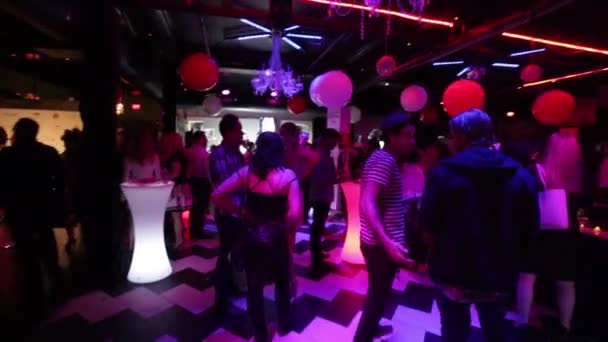 Gran Cantidad Público Club Nocturno — Vídeos de Stock