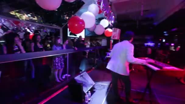 Músicos Actuando Club Nocturno Lleno Gente — Vídeo de stock