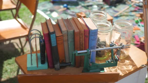 Libros Antiguos Mercado Escolar Puesto Feria Con Frascos Vidrio Probabilidades — Vídeos de Stock