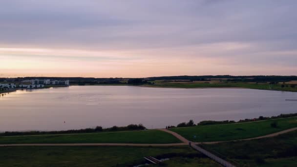 Вид Панораму Над Озером Заходом Сонця — стокове відео