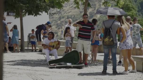 Люди Які Слухають Чоловіка Який Полюбляє Гітару Сан Ніколасі — стокове відео