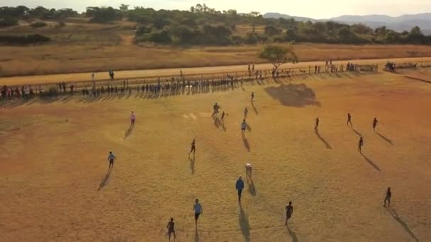 Volar Sobre Partido Fútbol Entre Estadounidenses Zimbabuenses Una Escuela Primaria — Vídeo de stock