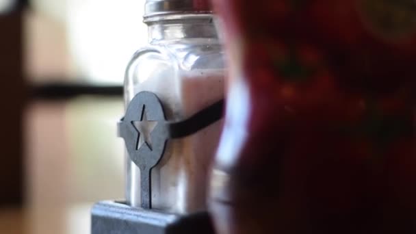 餐馆或快餐店桌上放着盐和胡椒 — 图库视频影像
