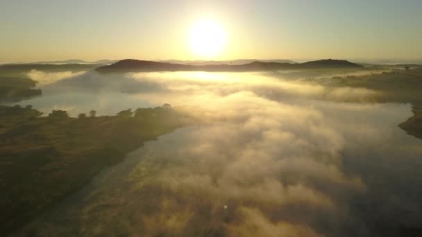 Levantándose Por Encima Lago Cubierto Niebla África Durante Amanecer Retroceda — Vídeo de stock