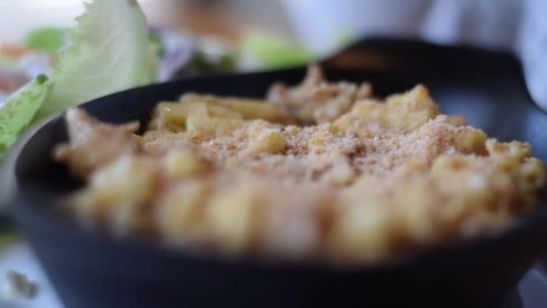 在餐馆里 通心粉和奶酪放在黑碗里 — 图库视频影像