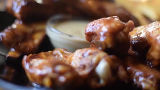 식당이나 패스트푸드에서는 닭고기 감자튀김 양고기를 — 비디오