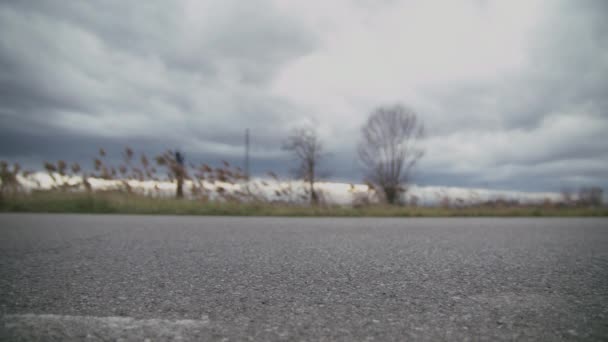 Racefietser Auto Een Bewolkte Omgeving — Stockvideo