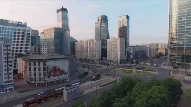 Warszawa Stad Dagen Med Rörlig Trafik Rondellen Och Företagsbyggnader Drönare — Stockvideo