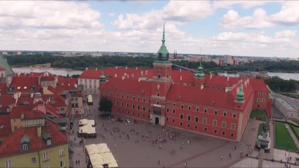 皇家城堡 Royal Castle 华沙的骄傲 是华沙当时的骄傲 游客们在时令蜂拥而至 背景是维斯瓦河 Vistula Wis — 图库视频影像
