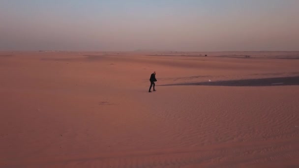 Man Wandelen Slow Motion Verlaten Weg Dubai Woestijn — Stockvideo