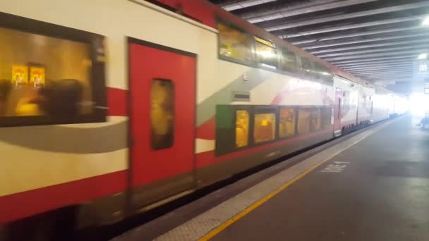 Вид Поезда Ter Отправляющегося Железнодорожной Станции Сен Рафаль Вальюр — стоковое видео