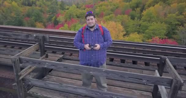 Pilot Drona Stojący Torach Kolejowych Widokiem Okolicę Maine Jesiennymi Drzewami — Wideo stockowe