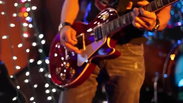 红色吉他演奏 在乐队演奏电动吉他 圣诞灯饰背景 — 图库视频影像