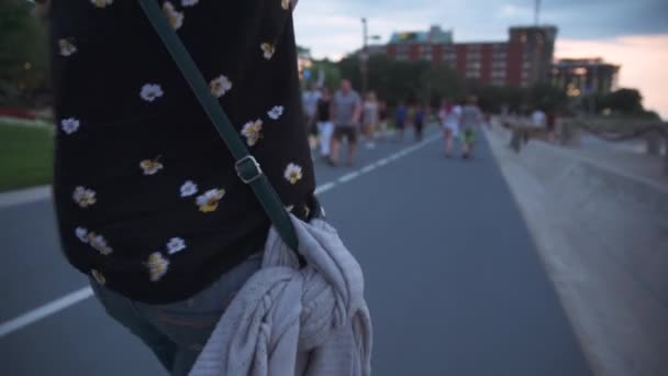 Bolso Suéter Mujer Colgando Lado Mientras Camina Por Camino Atardecer — Vídeo de stock