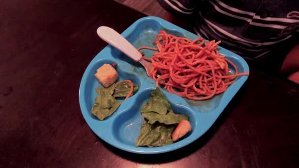 Çocuk Tabağında Yemek — Stok video