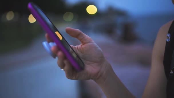 Mano Chica Deslizando Teléfono Afuera Atardecer — Vídeos de Stock