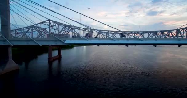 日没時にルイビルのスカイラインのスイープブリッジを明らかに — ストック動画