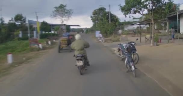 Muž Mopedu Který Proplétá Proplétá Venkovským Vietnamem — Stock video