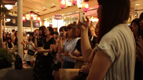 Publiczność Oglądająca Uliczne Występy Klaskająca Gion Kyoto — Wideo stockowe