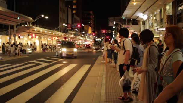 穿过吉安京都公路的人 — 图库视频影像