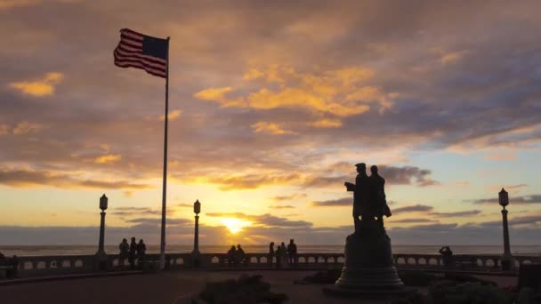 アメリカの西海岸にある太平洋の海岸に夕日を見ている人の時間の経過 — ストック動画
