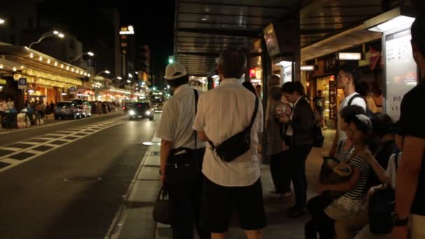 Άνθρωποι Περιμένουν Και Επιβιβάζονται Στο Λεωφορείο Στο Gion Kyoto — Αρχείο Βίντεο