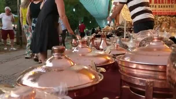 Turečtina Pouliční Trh Bazar Prodejce Prodávající Tradiční Měděné Nádobí — Stock video