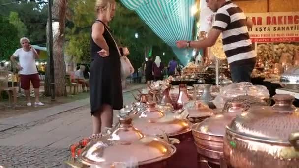 Турецкий Уличный Рынок Базар Продающий Традиционную Медную Посуду — стоковое видео
