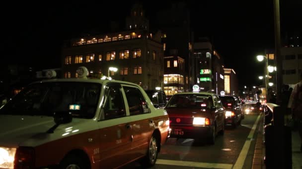 Taxis Arrêtés Feu Stop Puis Tournant Autour Coin Gion Kyoto — Video