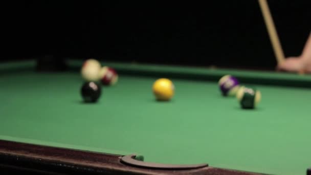 Billard Spielen Der Bar — Stockvideo