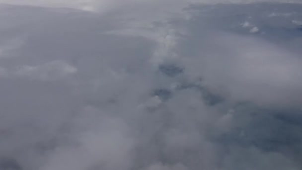 Vliegen Boven Dikke Wolken Land Zweven Donkere Wolken Boven Dikke — Stockvideo