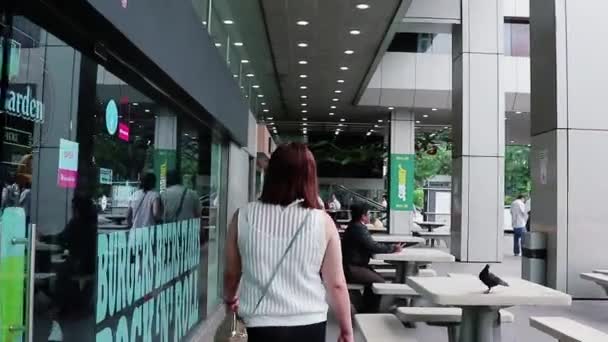 Pov Kobieta Spacery Wokół Centrum Handlowego Singapurze — Wideo stockowe