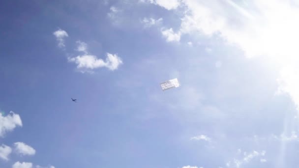 Αεροπλάνο Πετάει Στον Ουρανό Σέρνοντας Μια Πινακίδα Πίσω Του — Αρχείο Βίντεο