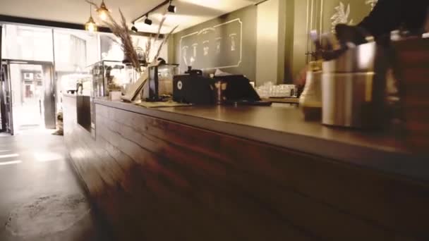 Красивая Современная Кофейня Домашней Обжаркой — стоковое видео