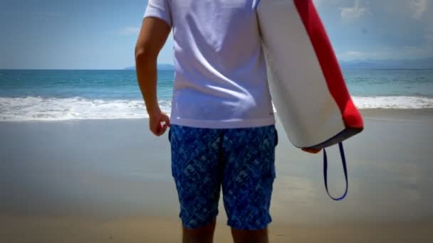 Ung Surfare Springa Med Surfingbräda Händerna Oceanen Ixtapa Zihuatanejo Mexiko — Stockvideo