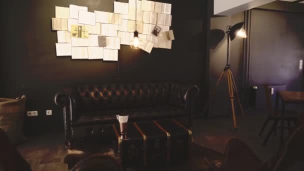 这是一座漂亮的现代咖啡馆 里面有一座内部的迷迭香 — 图库视频影像