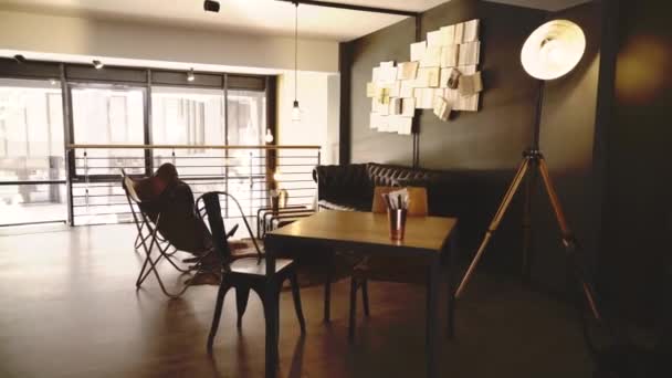 这是一座漂亮的现代咖啡馆 里面有一座内部的迷迭香 — 图库视频影像