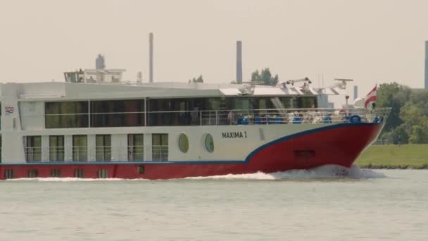 Ein Kreuzfahrtschiff Auf Der Donau Flussaufwärts — Stockvideo